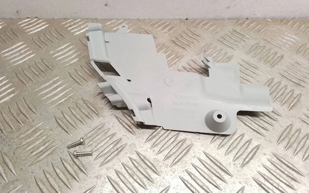 Esitule kinnitusklamber – Toyota Avensis T270 (2009-2012)