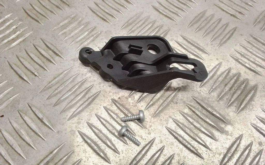 Esitule kinnitusklamber – Lexus GS 300 350 430 450H (2005-2012)
