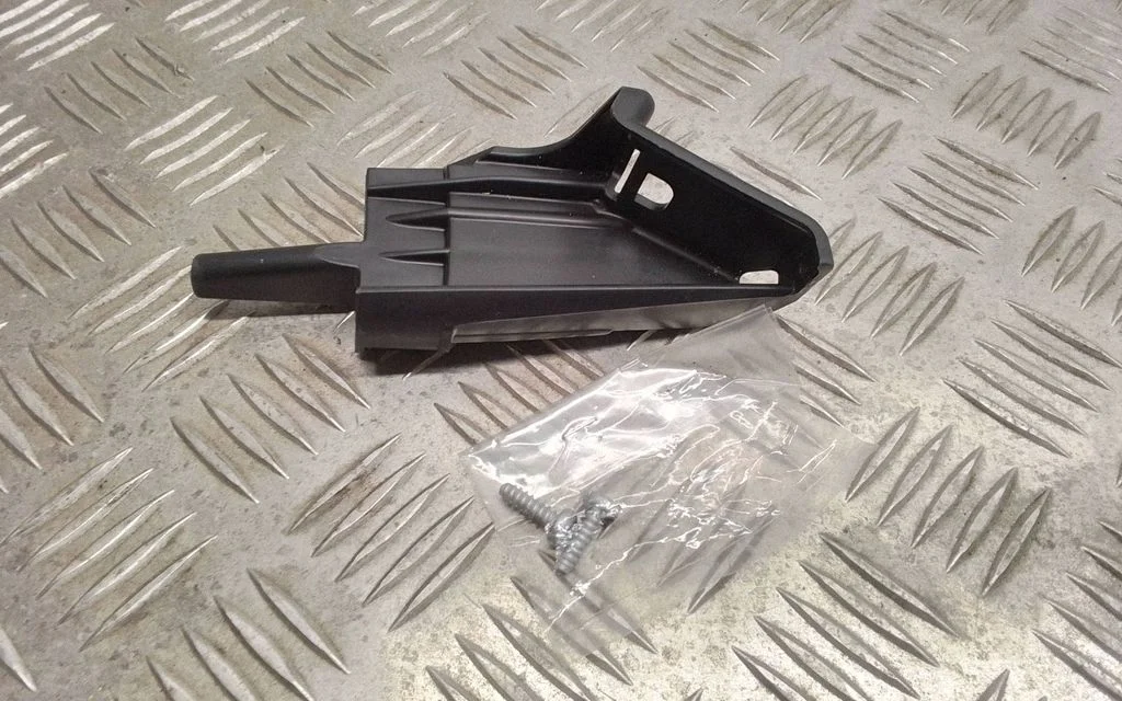 Esitule kinnitusklamber – Toyota Yaris (2006-2011)