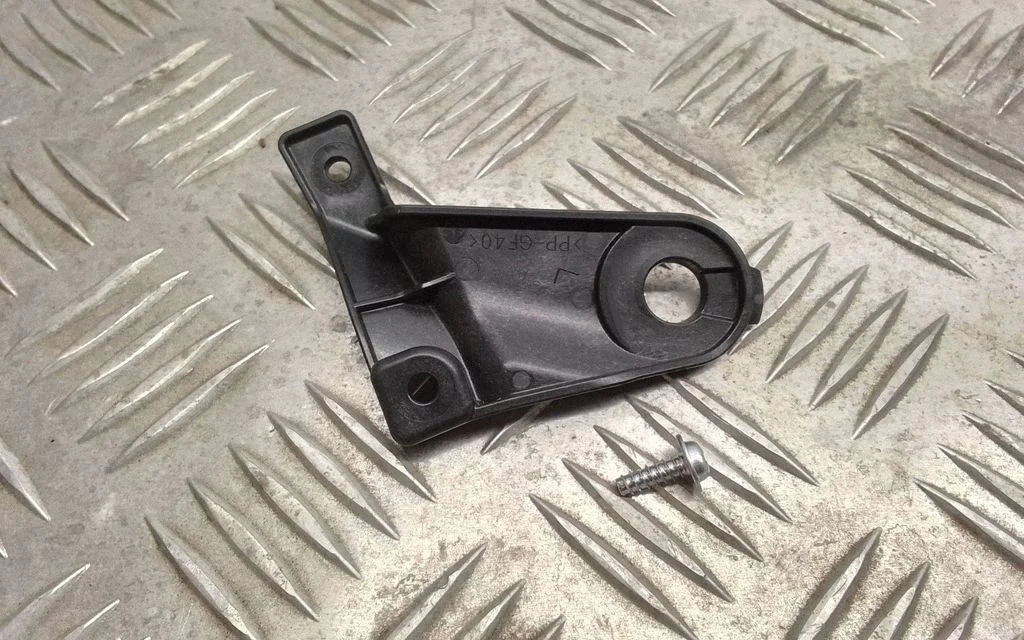 Esitule kinnitusklamber – Lexus RX 450H (2016-)
