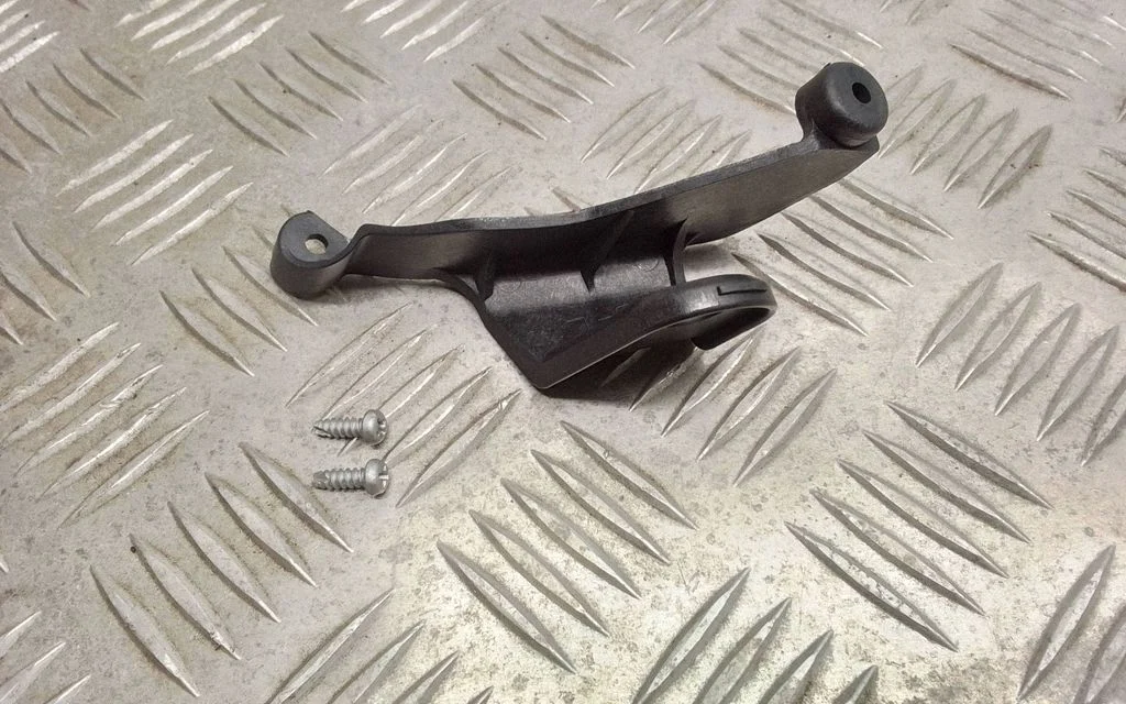 Esitule kinnitusklamber – Toyota Highlander XU20 (2000-2007)