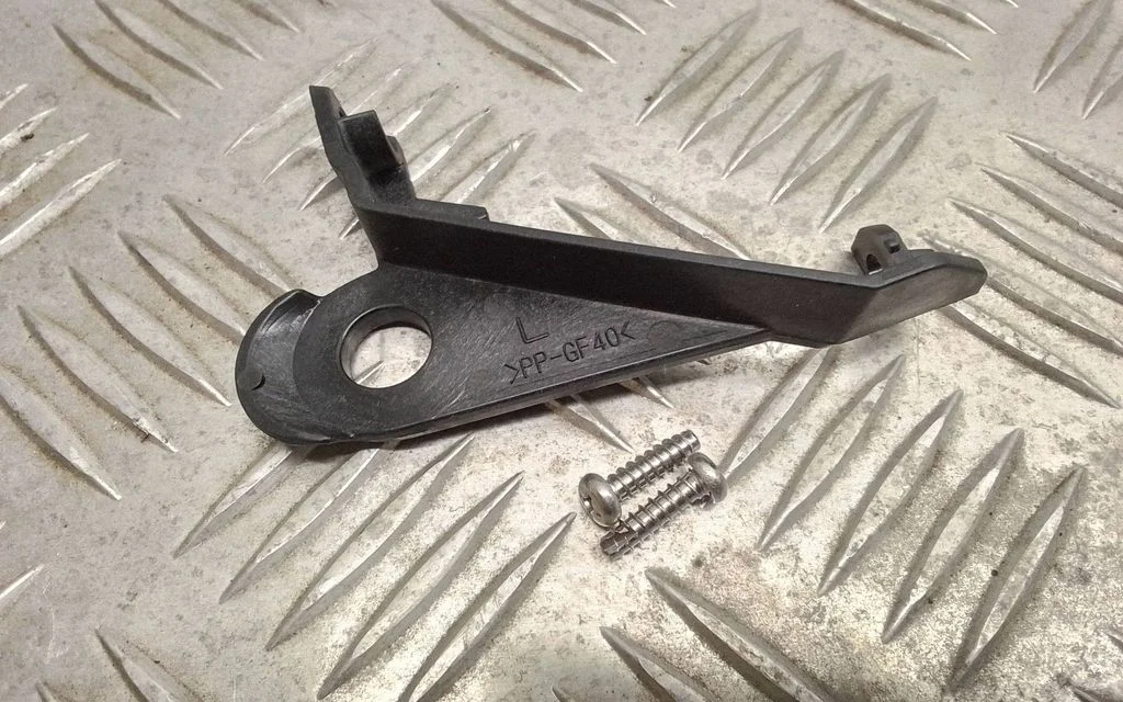 Esitule kinnitusklamber – Toyota Prius (XW30) (2009-2015)