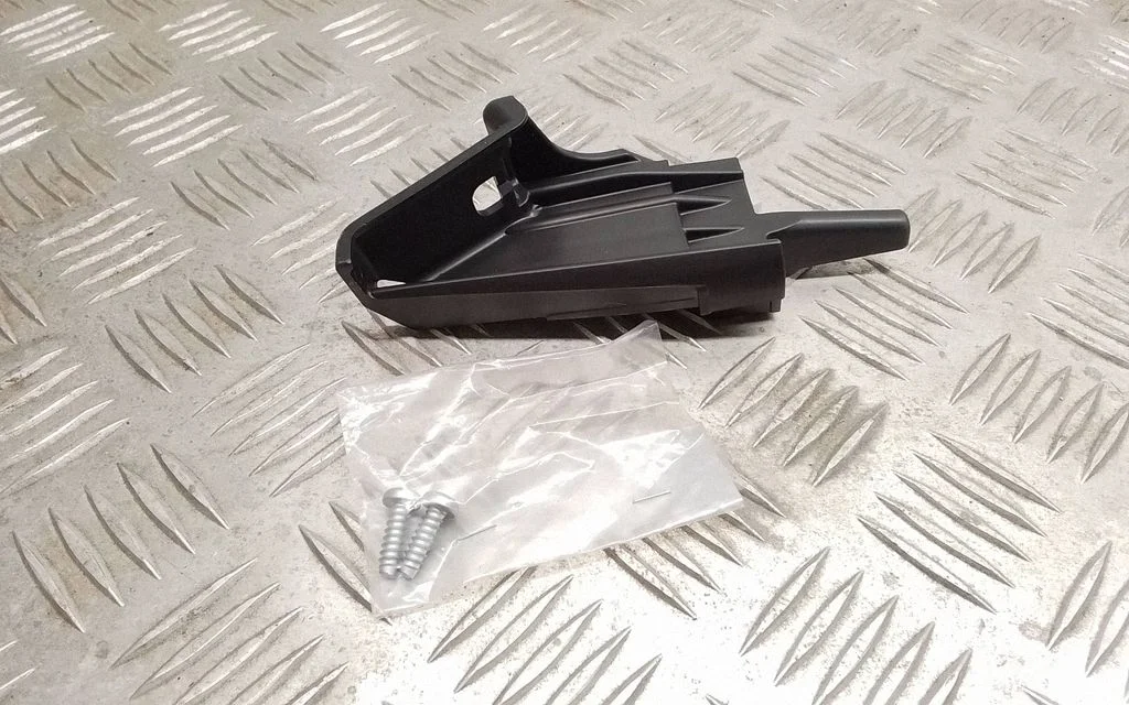 Esitule kinnitusklamber – Toyota Yaris (2006-2011)