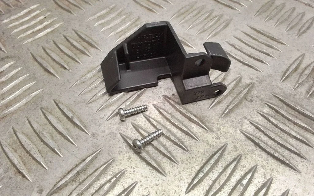 Esitule kinnitusklamber – Toyota Avensis T270 (2009-2012)