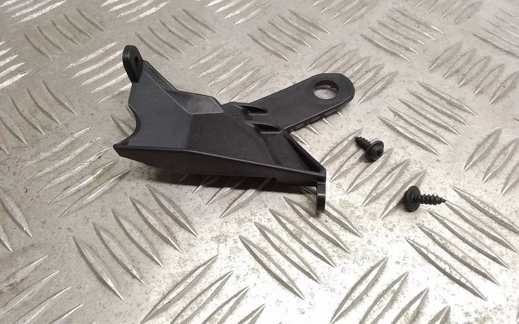 Esitule kinnitusklamber – Toyota Matrix (E140) (2008-2014)