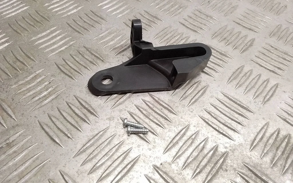 Esitule kinnitusklamber – Toyota Avensis T270 (2009-2012)