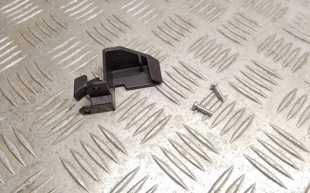 Esitule kinnitusklamber – Toyota Avensis T270 (2009-2012)