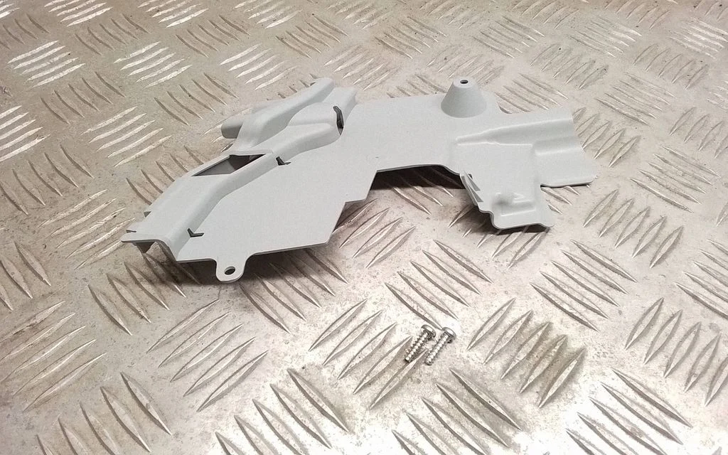 Esitule kinnitusklamber – Toyota Avensis T270 (2009-2012)