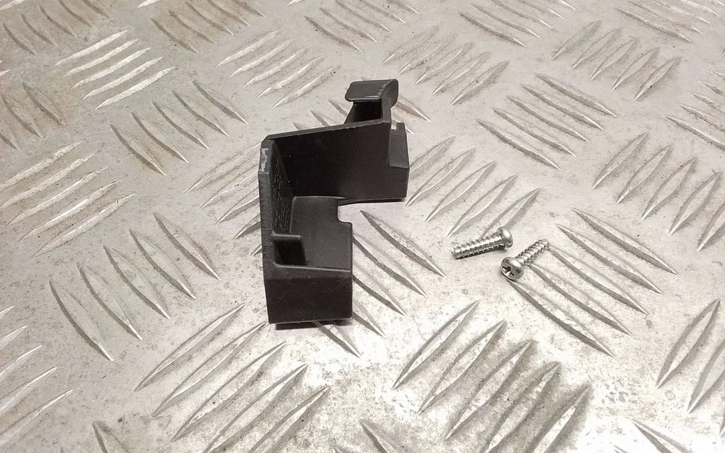 Esitule kinnitusklamber – Toyota Avensis T270 (2009-2012)