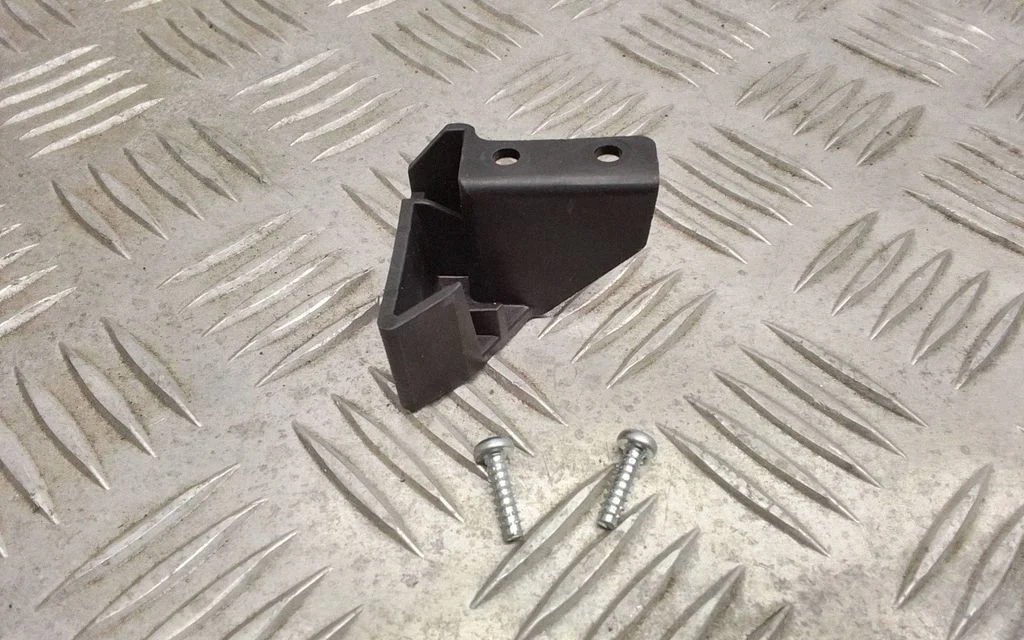 Esitule kinnitusklamber – Toyota Avensis T270 (2012-2015)