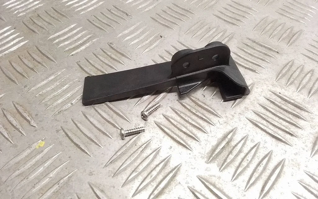 Esitule kinnitusklamber – Toyota Prius (XW30) (2009-2015)