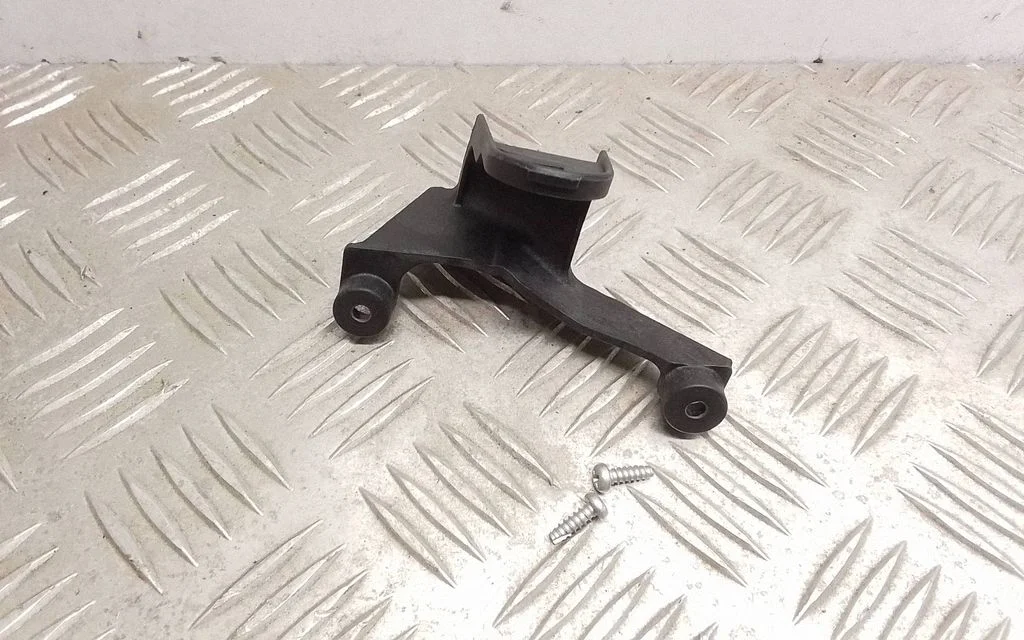 Esitule kinnitusklamber – Toyota Highlander XU20 (2000-2007)