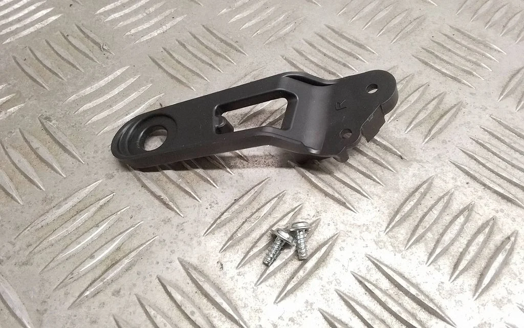 Esitule kinnitusklamber – Lexus RX III (2008-2015)