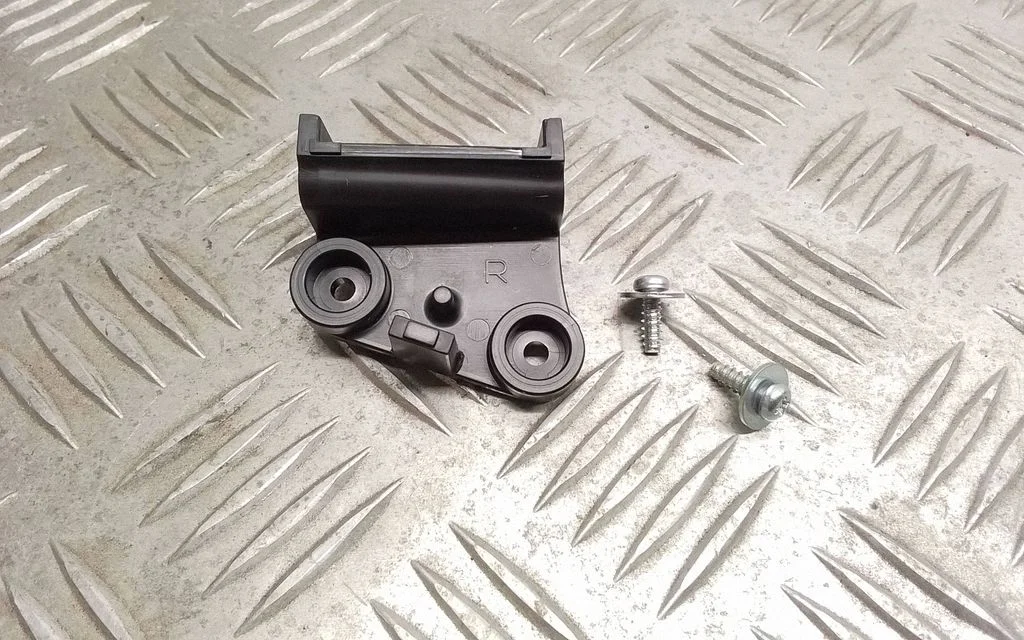 Esitule kinnitusklamber – Lexus RX III (2008-2015)