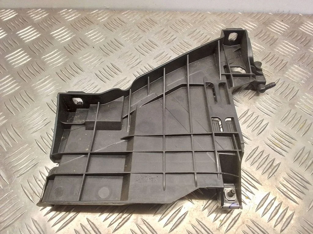 Esitule kinnitusklamber – Audi A5 Sportback 8TA (2009-2016)