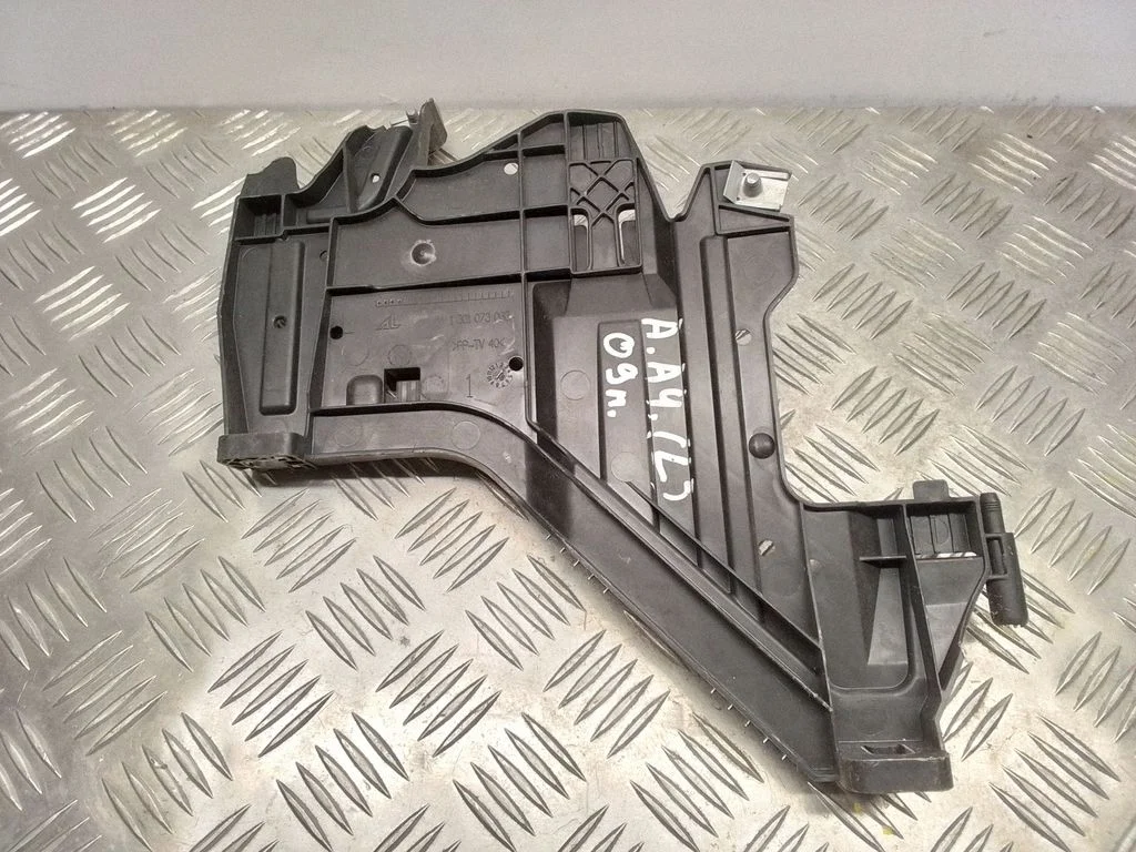 Esitule kinnitusklamber – Audi A4 Allroad B8 (2008-2016)