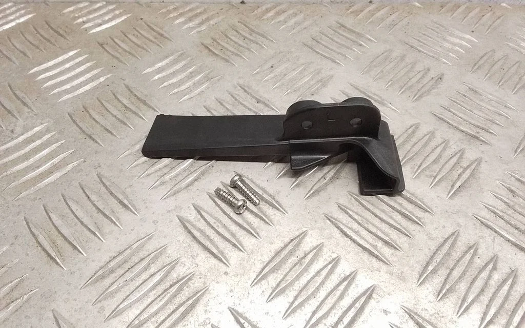Esitule kinnitusklamber – Toyota Prius (XW30) (2009-2015)