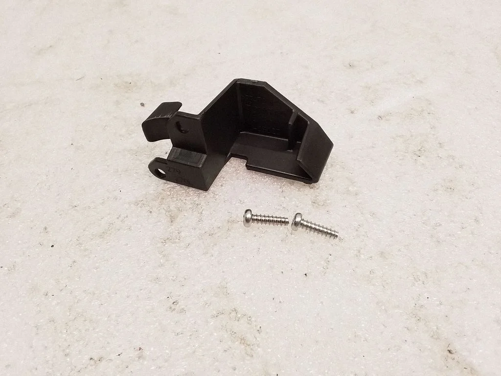 Esitule kinnitusklamber – Toyota Avensis T270 (2009-2012)