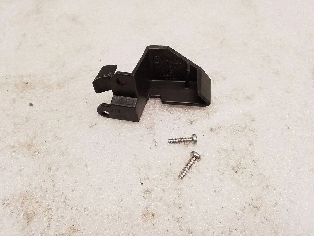 Esitule kinnitusklamber – Toyota Avensis T270 (2009-2012)