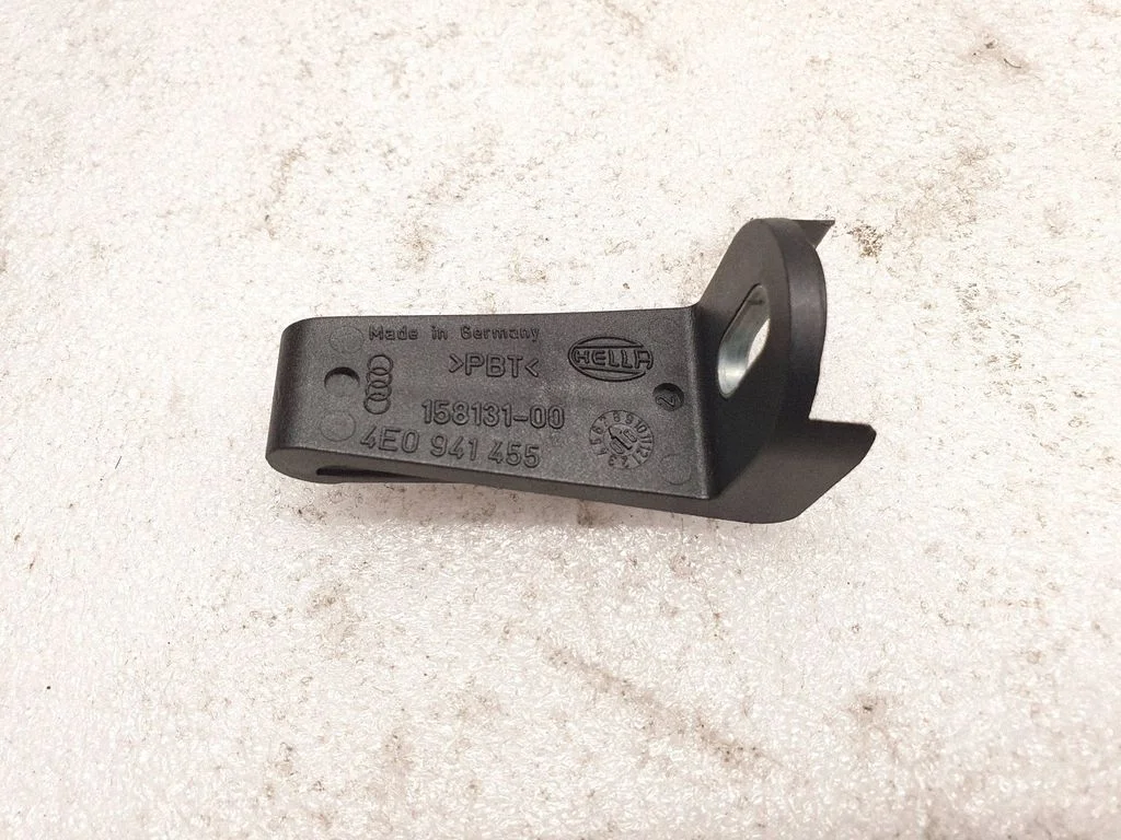 Esitule kinnitusklamber – Audi A8 S8 D3 4E (2002-2009)