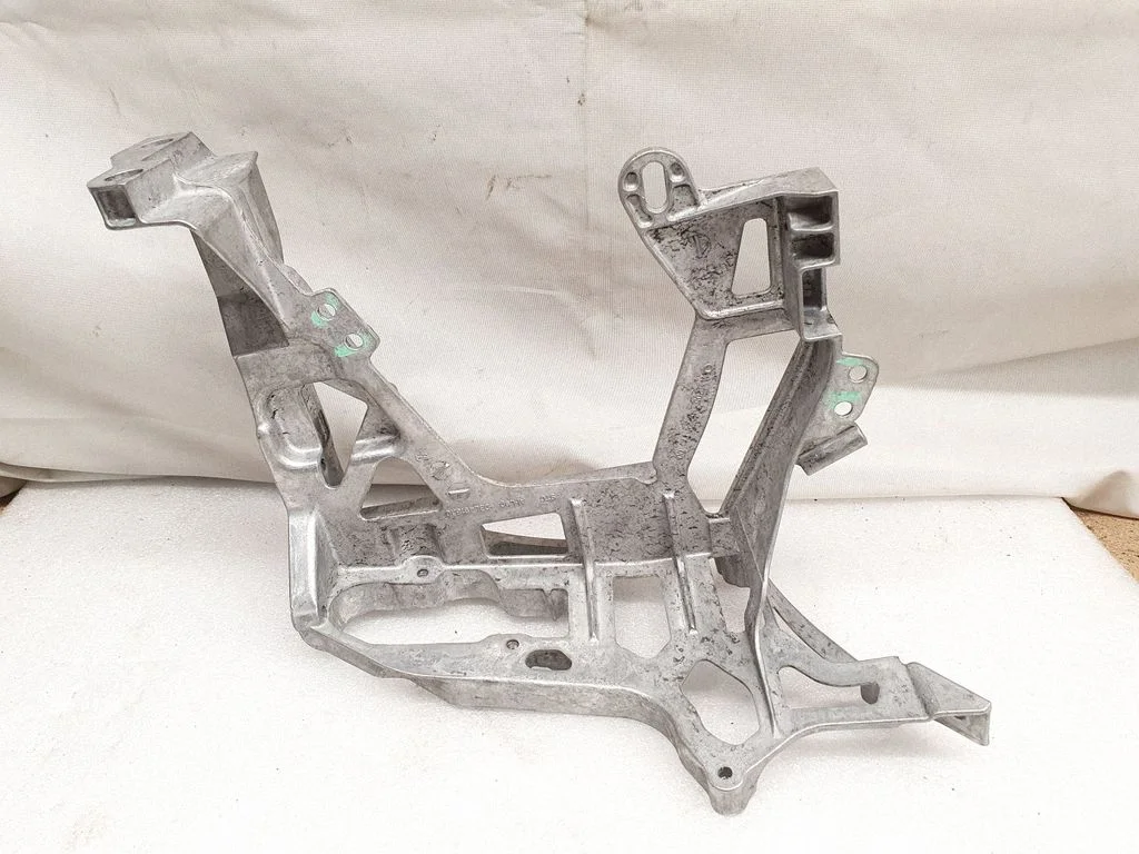 Esitule kinnitusklamber – Mercedes-Benz E-klass C207 W207 (2009-2017)