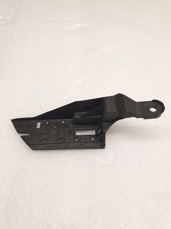 Esitule kinnitusklamber – Toyota Avensis T270 (2015-2018)