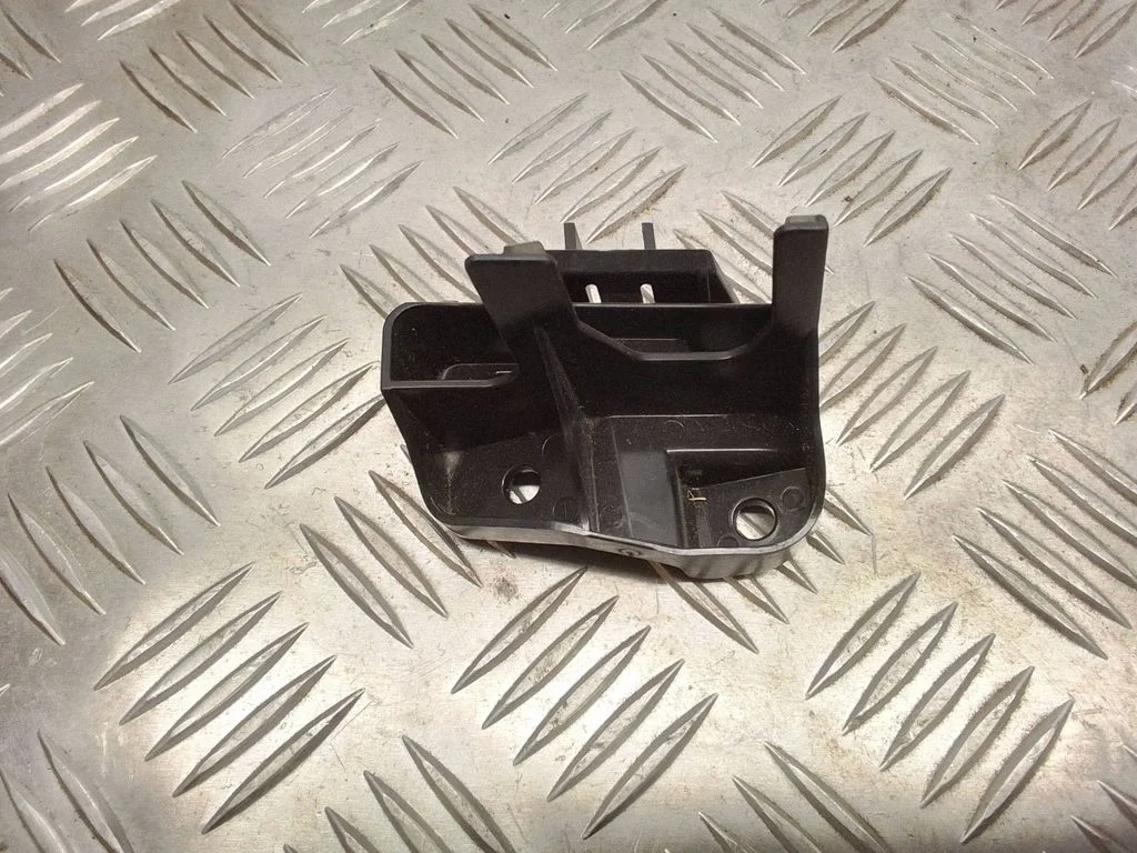 Esitule kinnitusklamber – Toyota Land Cruiser (J120) (2002-2009)