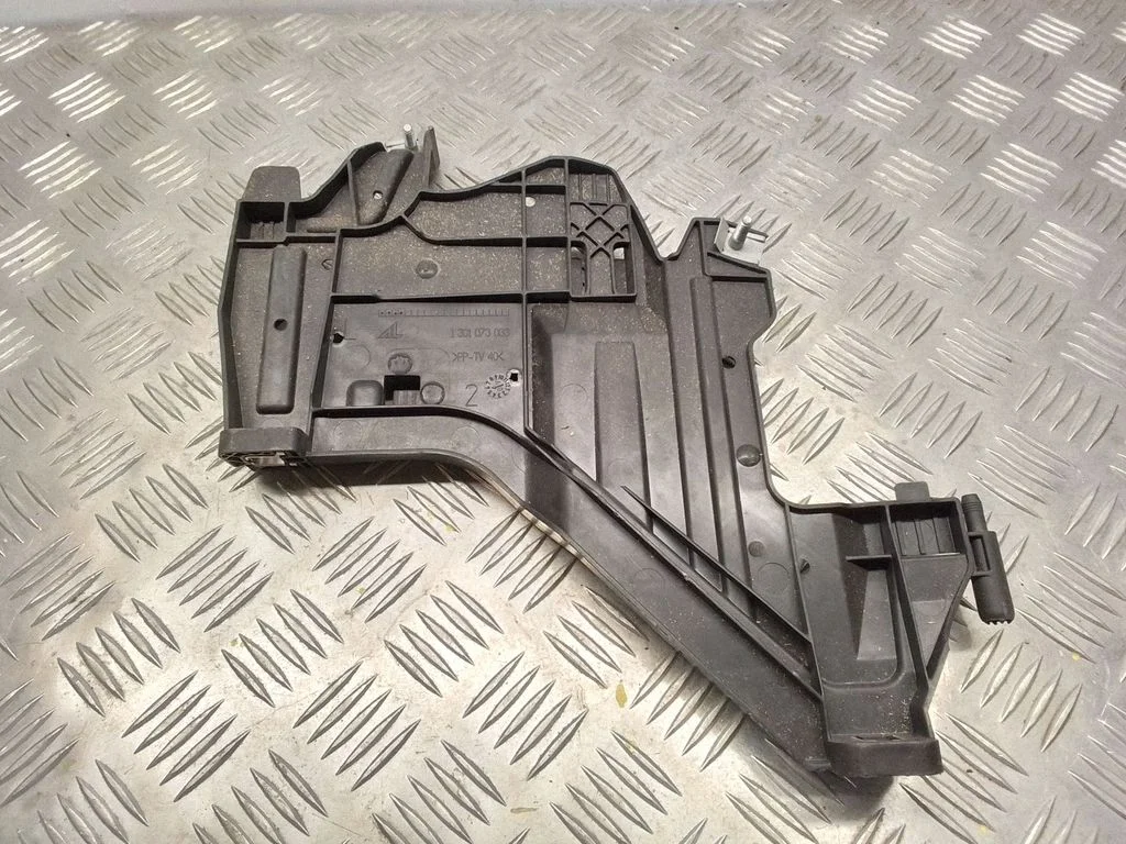 Esitule kinnitusklamber – Audi A4 Allroad B8 (2008-2016)