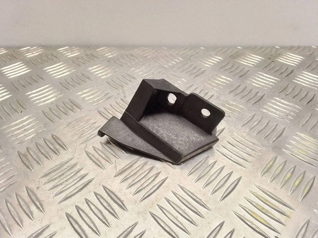 Esitule kinnitusklamber – Toyota Land Cruiser (J120) (2002-2009)