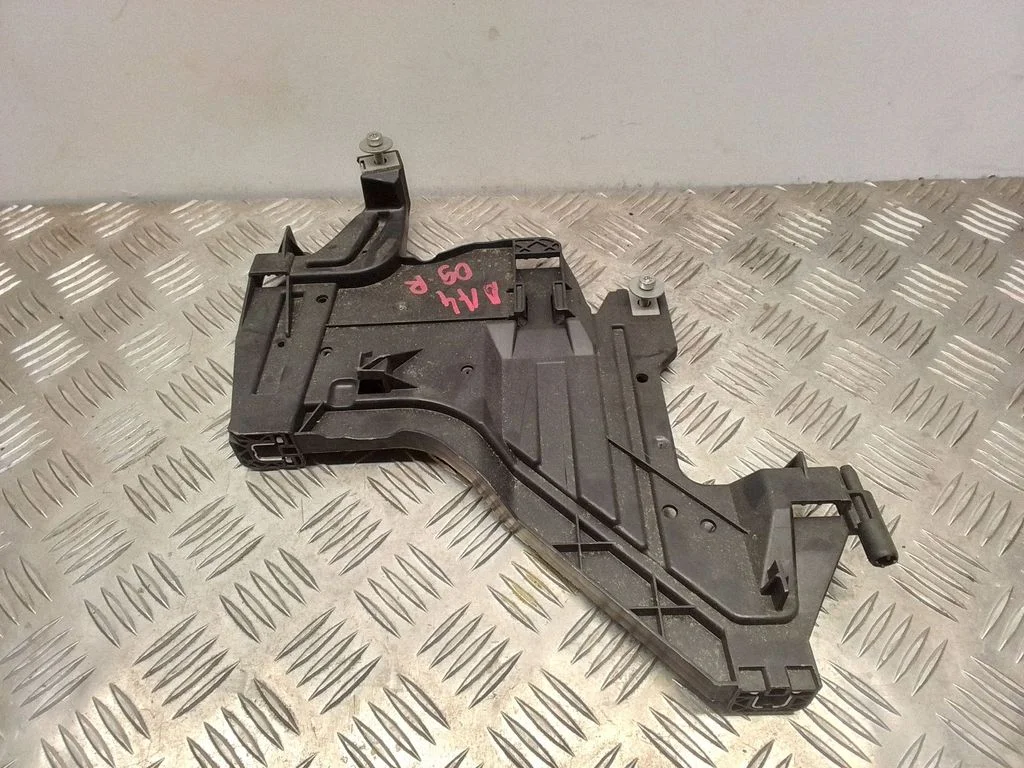 Esitule kinnitusklamber – Audi A4 Allroad B8 (2008-2016)