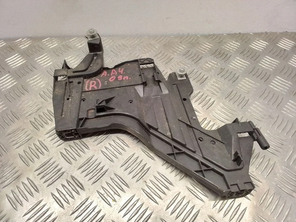Esitule kinnitusklamber – Audi A4 Allroad B8 (2008-2016)