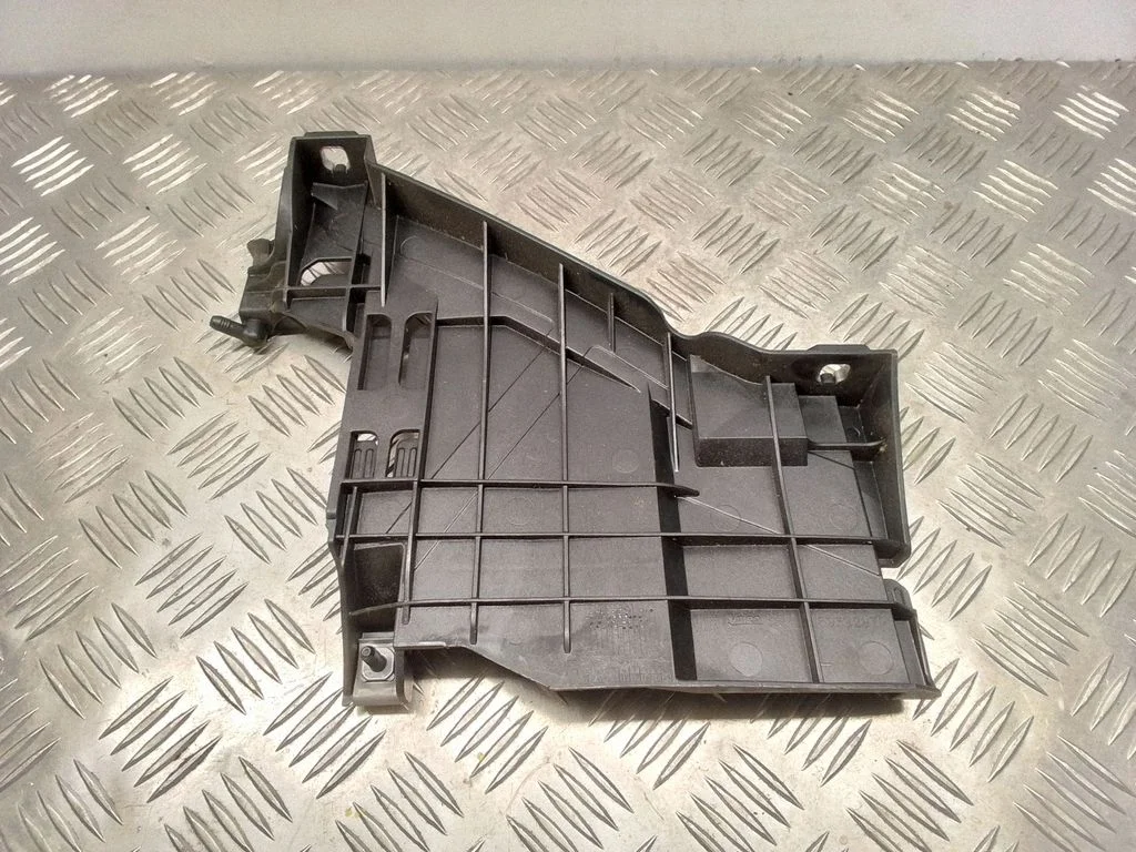 Esitule kinnitusklamber – Audi A5 Sportback 8TA (2009-2016)