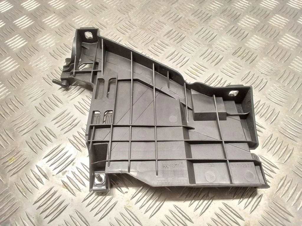 Esitule kinnitusklamber – Audi A5 Sportback 8TA (2009-2016)