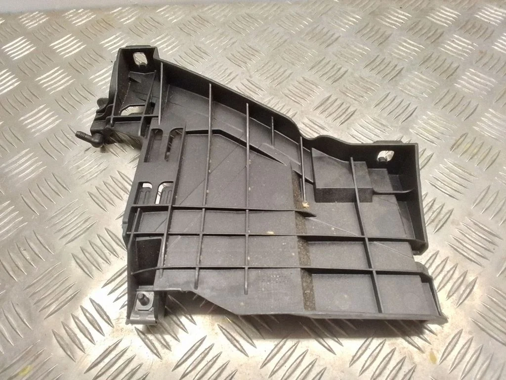 Esitule kinnitusklamber – Audi A5 Sportback 8TA (2009-2016)