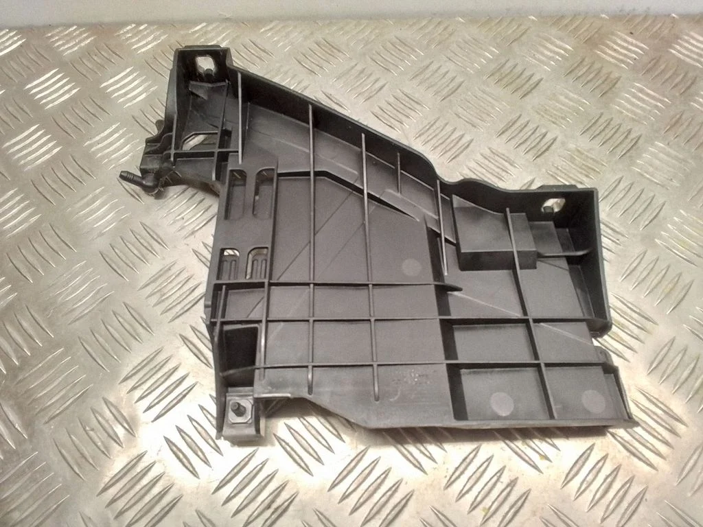 Esitule kinnitusklamber – Audi A5 Sportback 8TA (2009-2016)