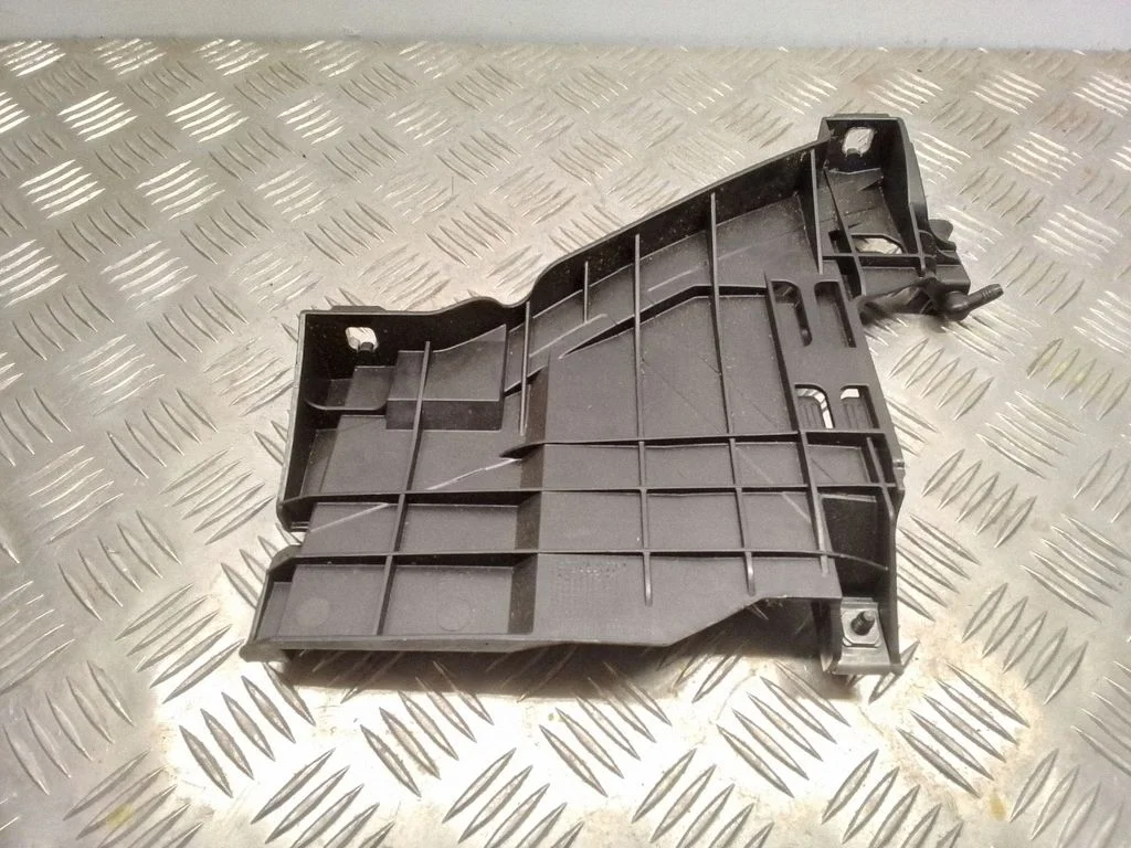 Esitule kinnitusklamber – Audi A5 Sportback 8TA (2009-2016)