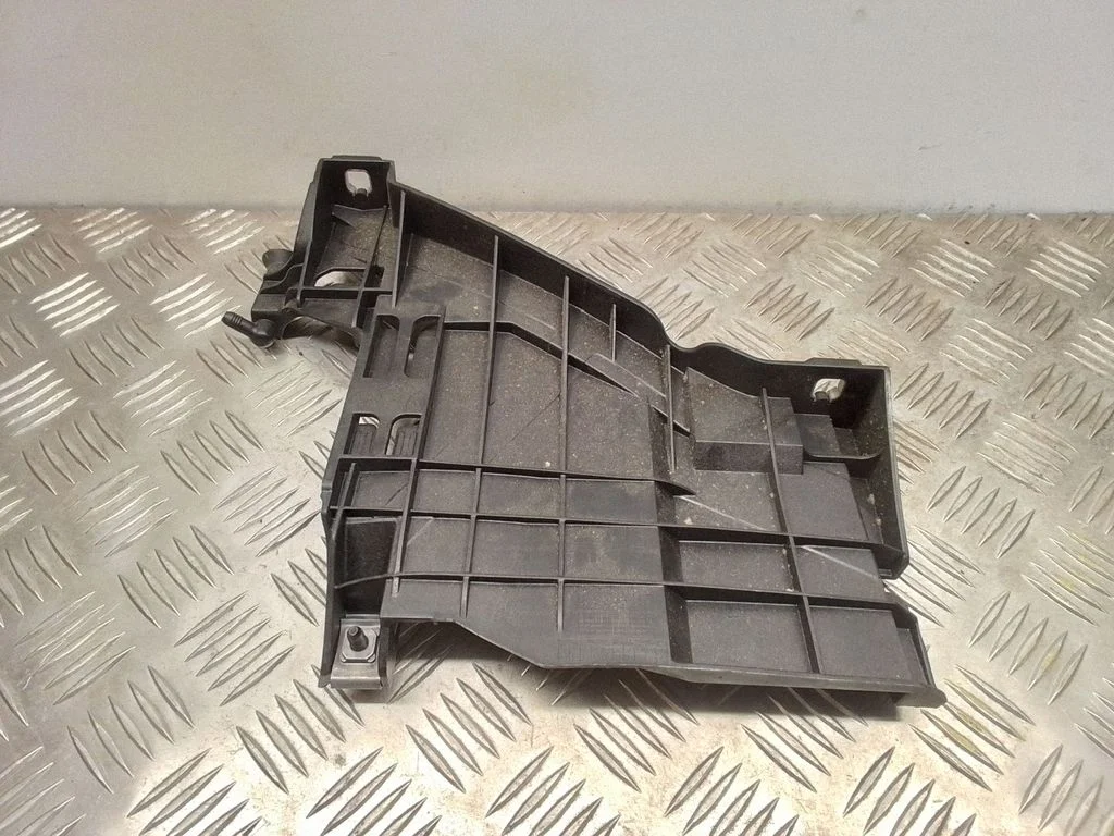 Esitule kinnitusklamber – Audi A5 Sportback 8TA (2009-2016)