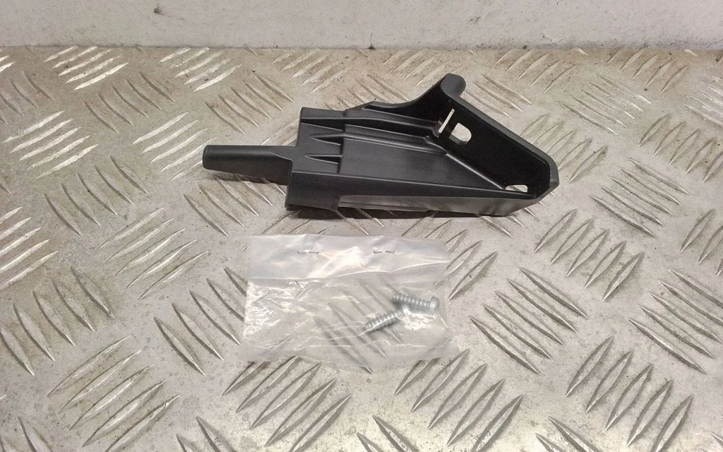 Esitule kinnitusklamber – Toyota Yaris (2006-2011)