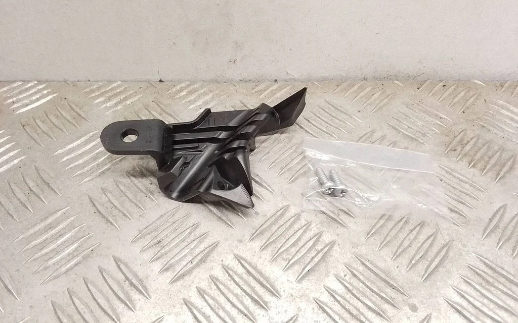 Esitule kinnitusklamber – Toyota Yaris (2006-2011)