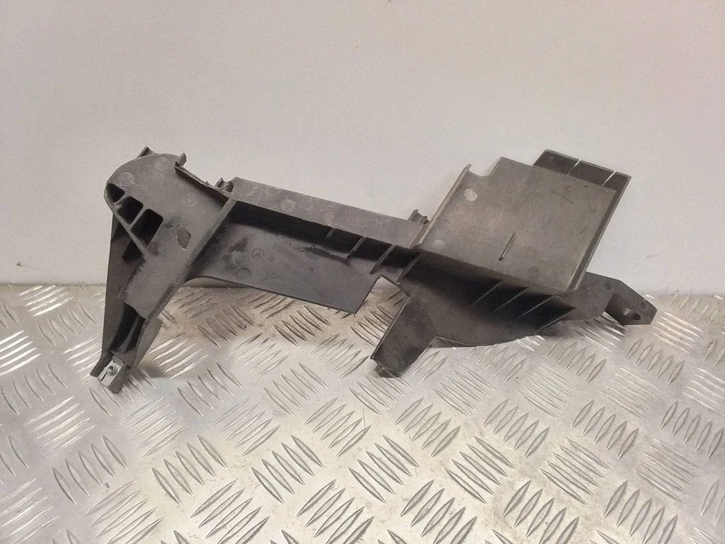 Esitule kinnitusklamber – BMW X3 E83 (2003-2010)