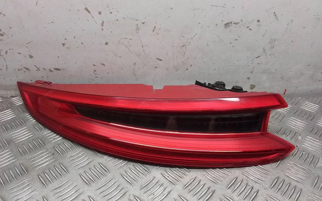 Aizmugurējais lukturis virsbūvē 99163116505