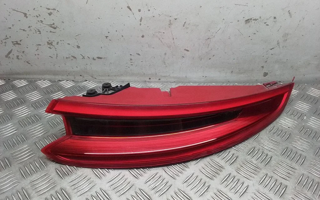 Aizmugurējais lukturis virsbūvē 99163116605