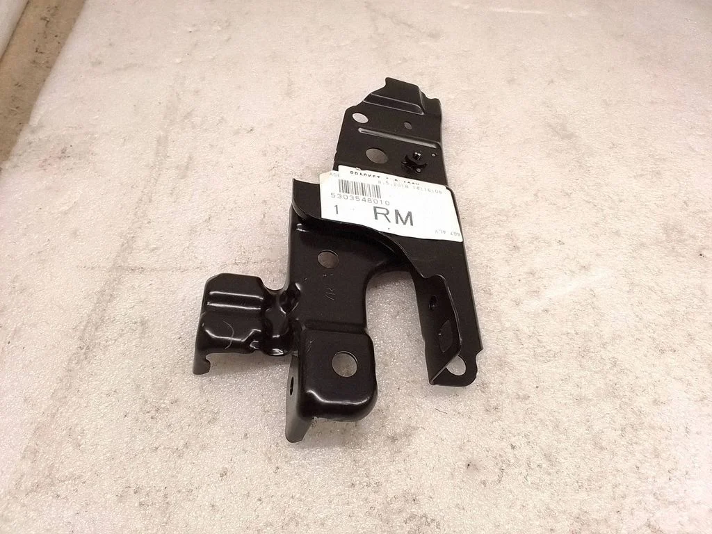 Esitule kinnitusklamber – Lexus RX 450H (2016-)