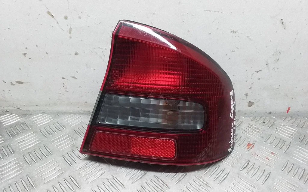 Rear/tail lights – right