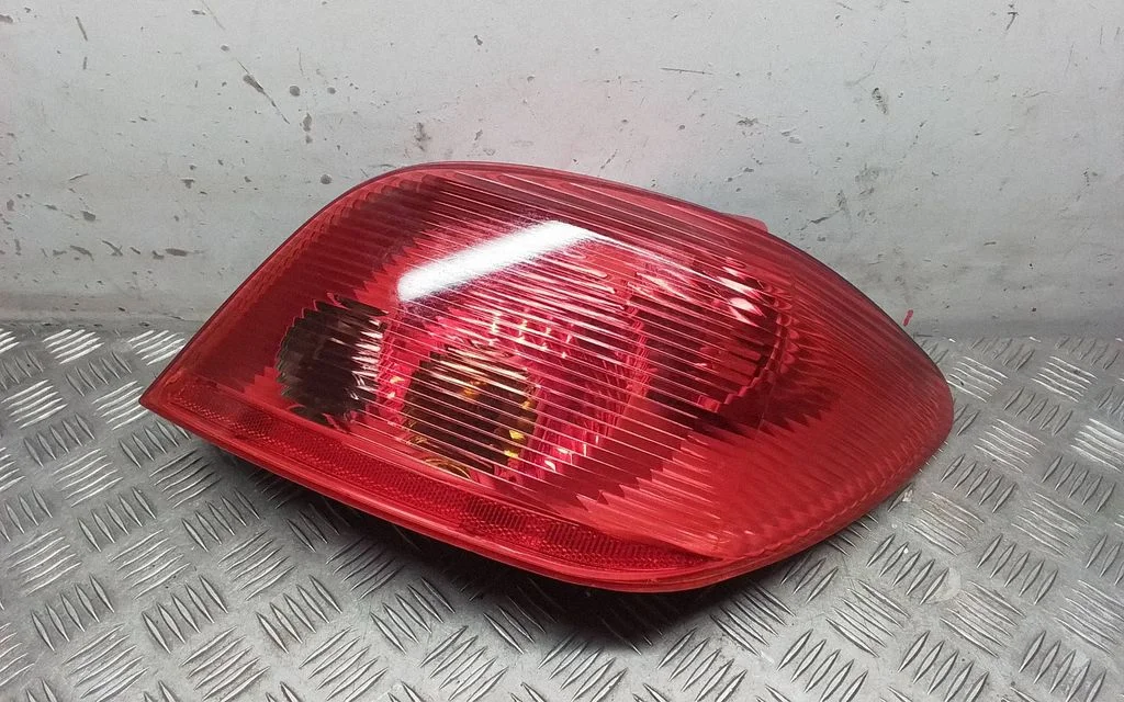 Rear/tail lights – right