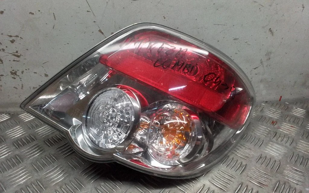 Rear/tail lights – right