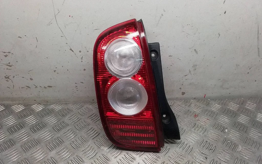 Lampa tylna w błotniku – Nissan Micra (2003-2007)
