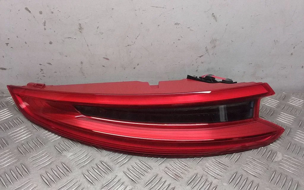 Aizmugurējais lukturis virsbūvē 99163116705