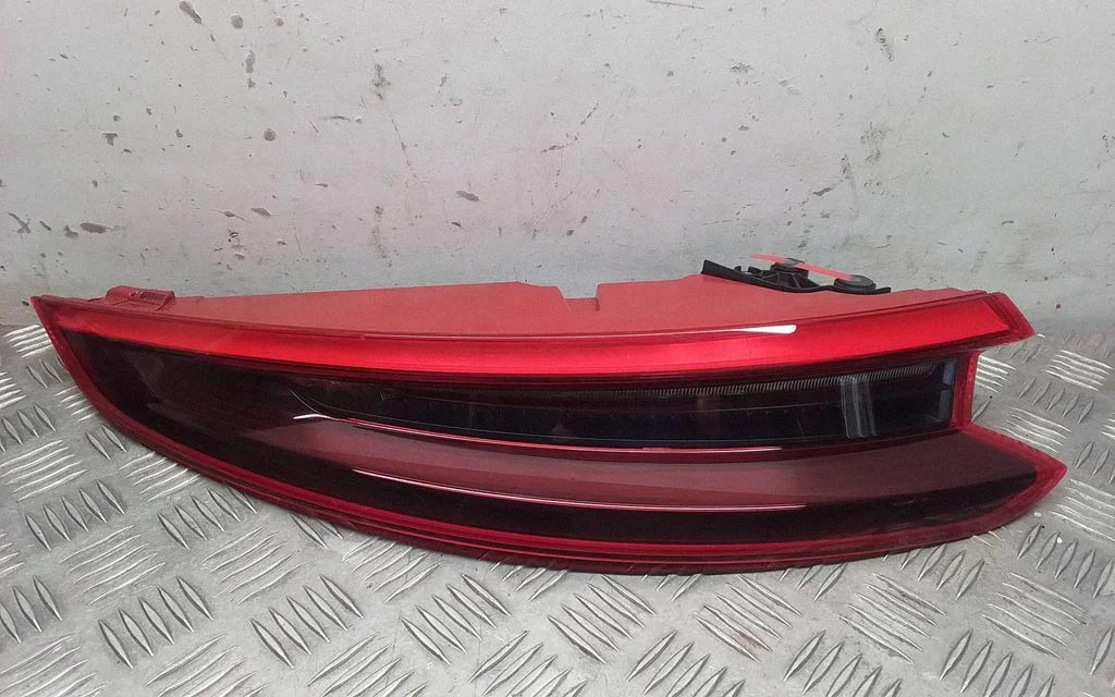 Aizmugurējais lukturis virsbūvē 991631197502
