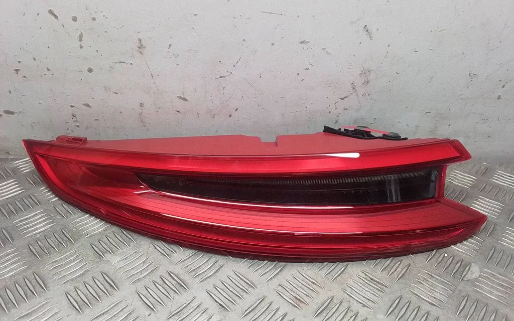 Aizmugurējais lukturis virsbūvē 99163116705